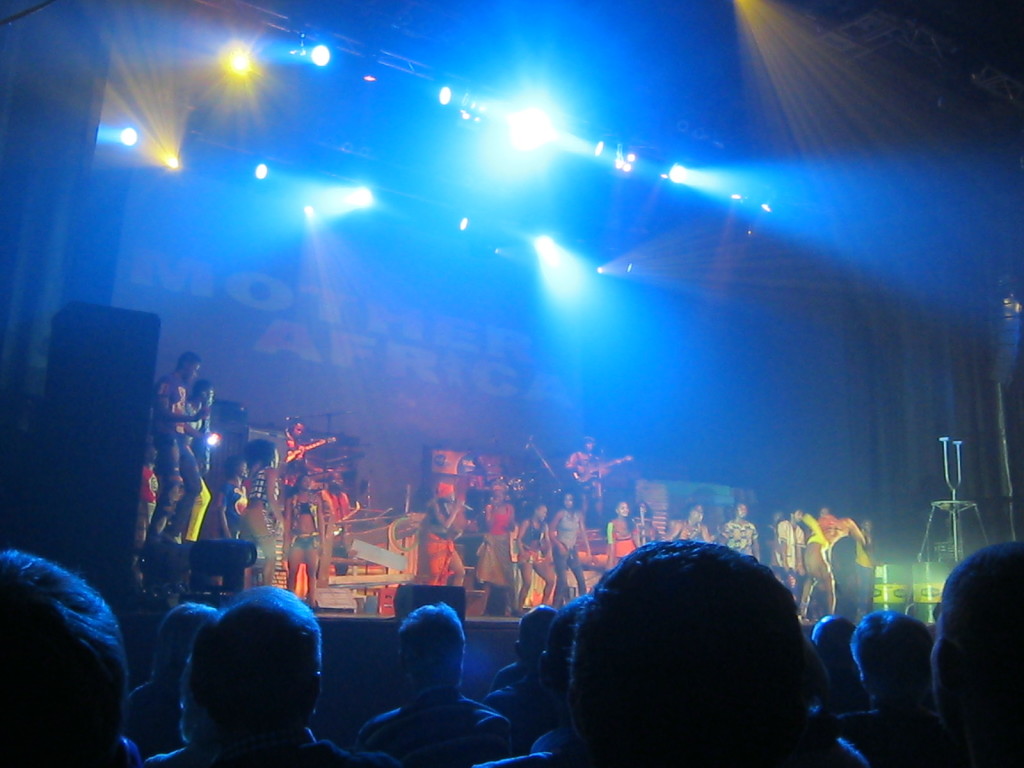 Inafrika Band aka wazee wa Indege wakifanya yao kimataifa