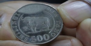 Mkurugenzi wa huduma za kibenki wa Benki Kuu ya Tanzania (BOT), Emmanuel Boaz, akionyesha safaru mpya ya sh500, wakati wa mkutano na waandishi wa habari Dar es Salaam jana, itakayoanza kutumika mwezi Octoba. Picha na Emmanuel Herman