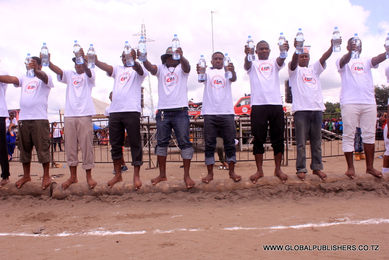 1.Baadhi ya washiriki wa shika Ndinga wakishikilia chupa za maji katika hatua ya kwanza.