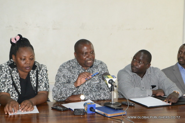 1.Kutoka kushoto ni Mratibu wa maandalizi ya mkutano huo, Margareth Bwathondi, Mkuu wa Wilaya ya Rorya,Felix J.Lyaniva na Mwenyekiti wa kamati hiyo, Damian George.