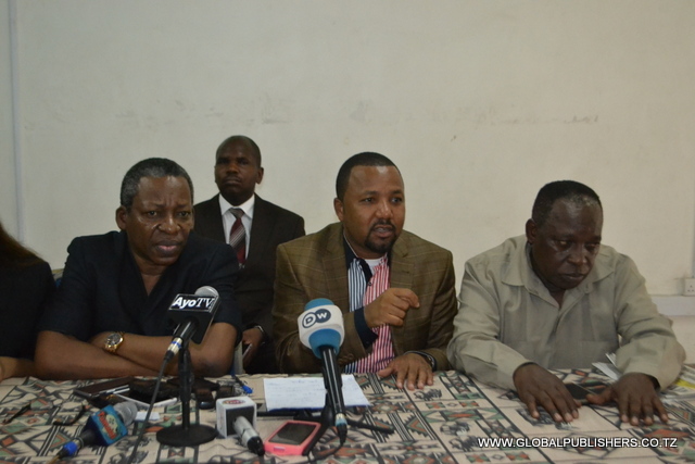 1.Mbunge wa Bunge la Arika Mashariki, Addullah Mwinyi (katikati) akizungumza jambo katika mkutano huo na wanahabari.Hawapo pichani.-001