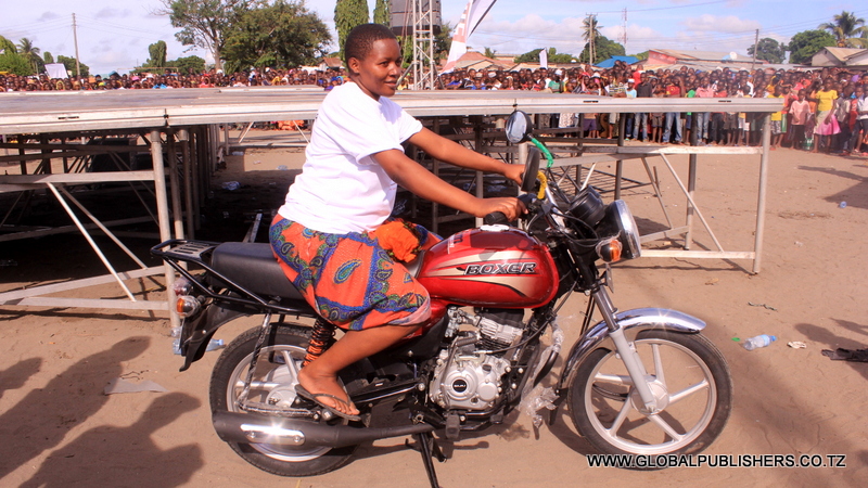 10.Mwanamama aliyeibuka kuwa mshindi wa pikipiki baada ya kushika ndinga kutoka Wilaya ya Temeke, Philipina Msanga.