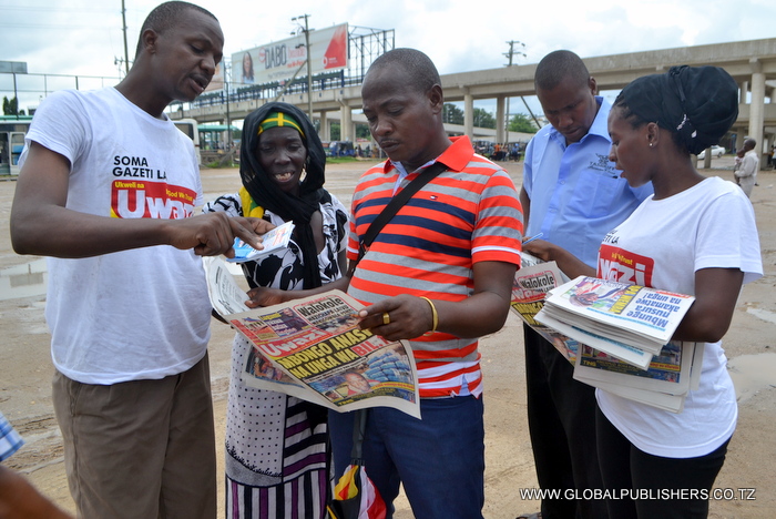 11.Wasomaji wa Gazeti la Uwazi baada ya kununua gazeti hilo na kupewa maelekezo kutoka kwa maofisa hao.