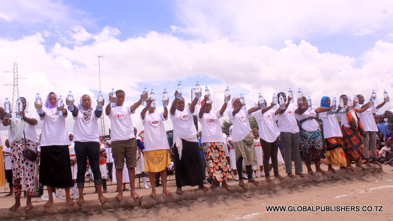 3...Wakishikilia chupa za maji ambapo anayeshindwa kuvumilia katika hatua hiyo anakuwa amejiondoa kwenye mchuano.