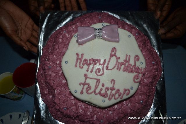 4.Keki iliyokuwa imeandaliwa.