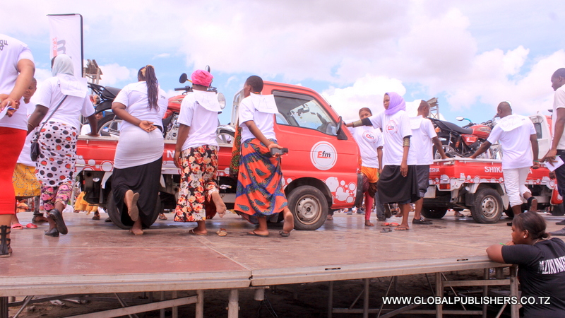 5.Washiriki wakiwa katika mzunguko wa nne kwa kuishika Ndinga.