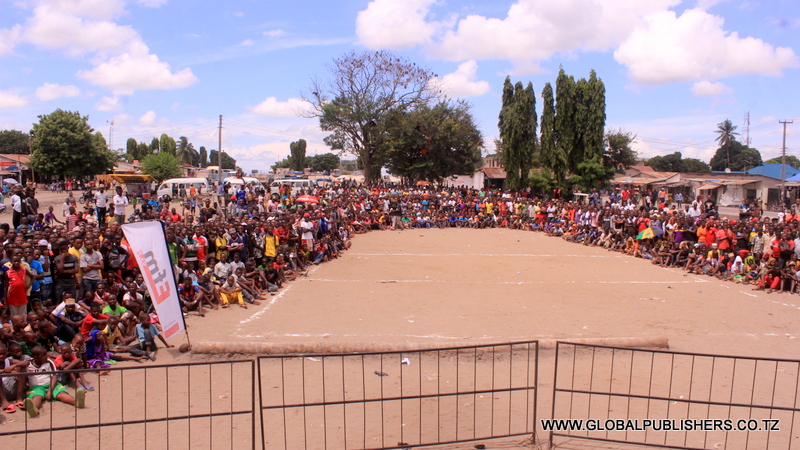 6.Baadhi ya mashabiki wakifuatilia shindano hilo la Shika Ndinga. Hawapo pichani washiriki.