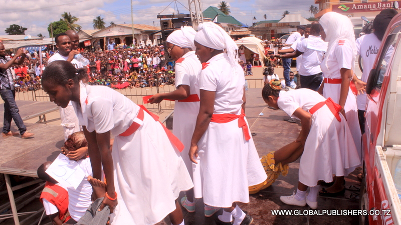 7.Watu wa huduma ya kwanza wakitoa huduma kwa baadhi ya washiriki walioshindwa kuvumilia.