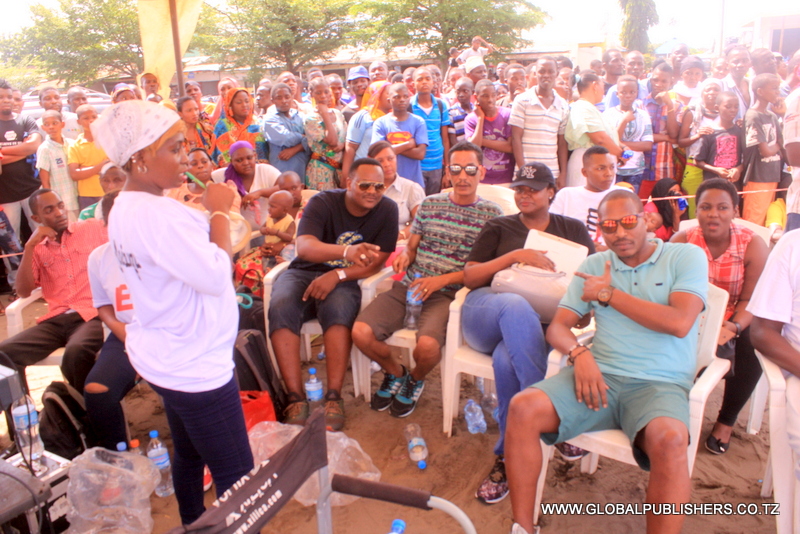 9.Baadhi ya wafanyakazi wa Efm wakifuatilia shindano hilo.