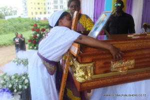 MMOJA WA WAKE ZA MAREHEM, FRANCIE AKICHEZA MUZIKI HUKU AKILIA KWENYE JENEZA BAADA YA SEBENE KUCHANGANYA
