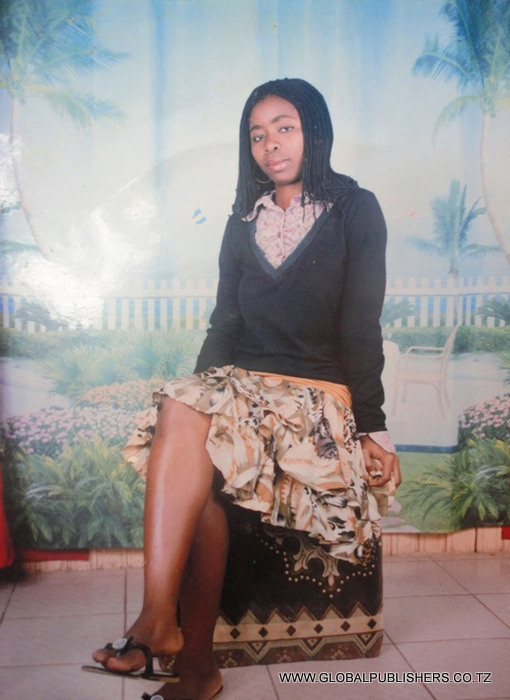 Beatrice Ndomba kabla hajapata ulemavu wa kukatwa miguu        yote miwili