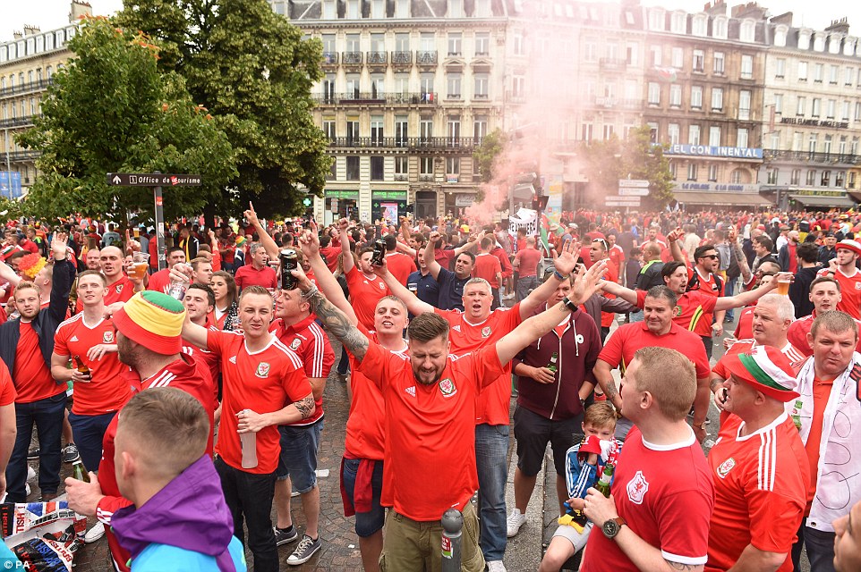 Thousands_of_fans_have_already_gathered_in_Lille_to_watch_Gareth-a-7_1467395336250
