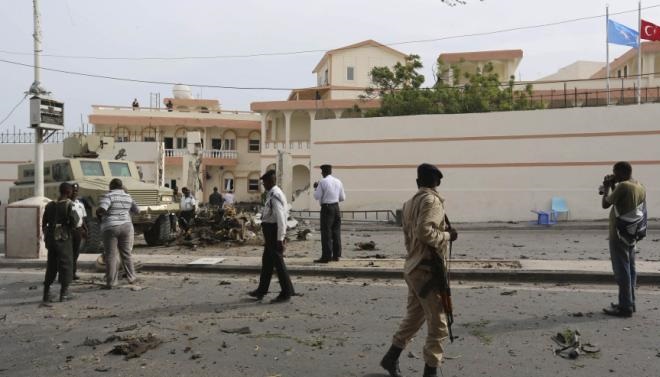 Somali government soldiers and African Union Mission in Somalia (AMISOM) peacekeepers secure the scene of a suicide car explosion in front of the SYL hotel in the capital Mogadishu January 22, 2015. The Somali Islamist group al Shabaab claimed responsibility for a bomb attack at the gate of the hotel where Turkish delegates were meeting on Thursday, a day ahead of a visit by their president, Tayyip Erdogan, to the Somali capital. REUTERS/Feisal Omar (SOMALIA - Tags: CIVIL UNREST POLITICS CRIME LAW MILITARY)