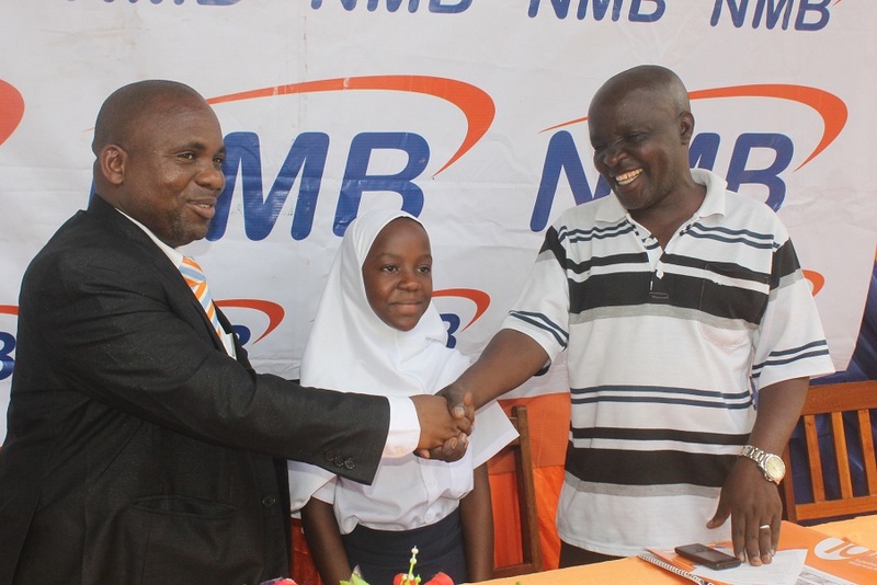 NMB yakabidhi madawati Shule ya Msingi Mtibwa