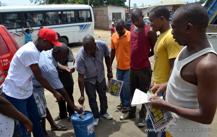 10.Wakazi wa eneo la Mkoa wa Pwani-Kibaha wakiweka kuponi zao ndani ya ndoo maalum ili kushiriki droo ya puili ya Shinda Nyumba.