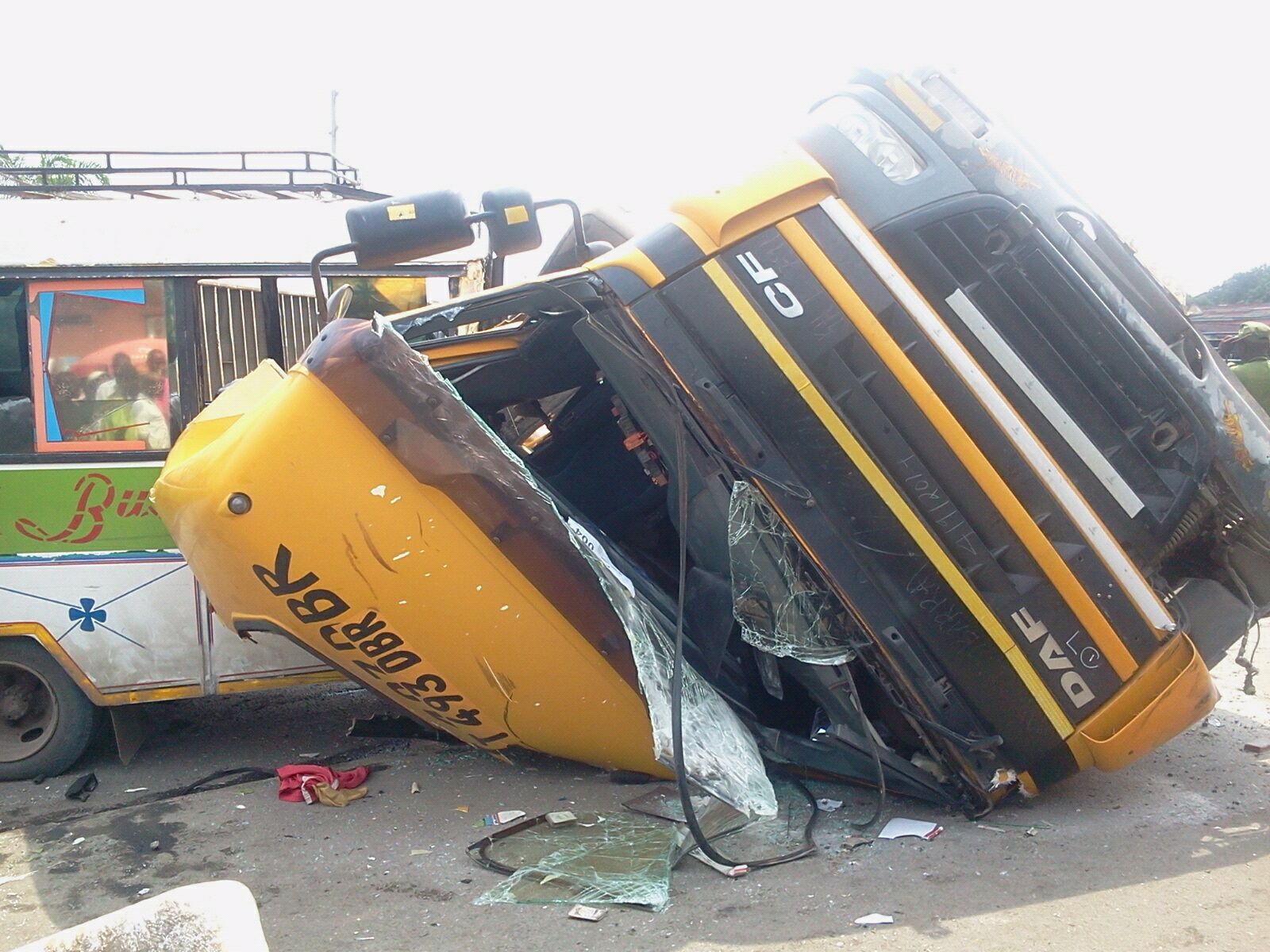 Kontena Laangukia Magari matatu, Watu Sita Wajeruhiwa - Global Publishers