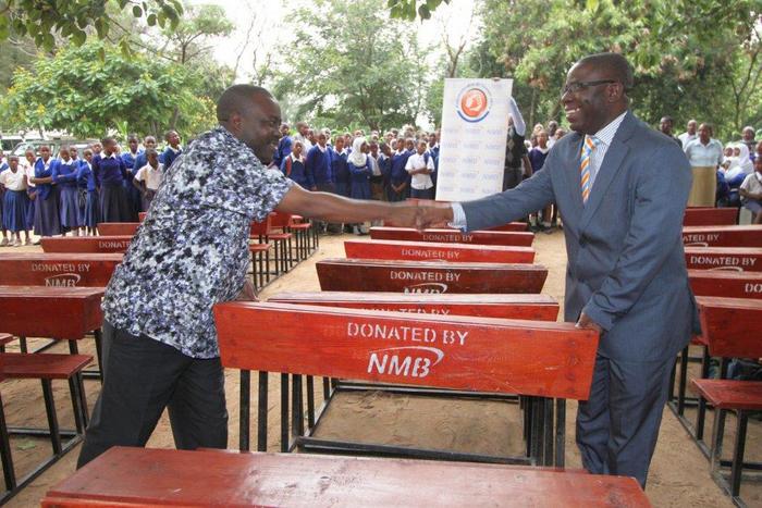 NMB Yamwaga Madawati 730 Kwa Shule Za Msingi, Kiomboi