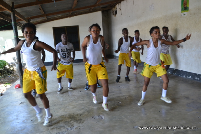 Bombeso  Dance Group: Iyobo ametokea kwetu - Global Publishers