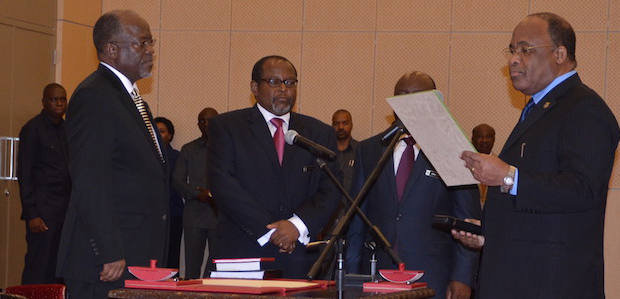 Rais Magufuli amuapisha Katibu Mkuu Kiongozi - Global Publishers