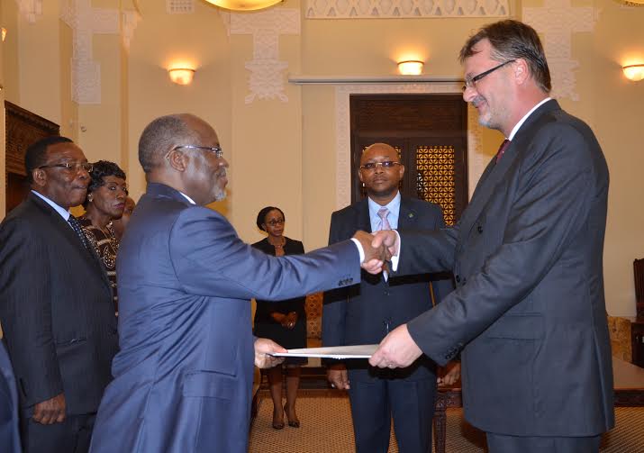 Rais Magufuli Apokea Hati za Utambulisho wa Mabalozi