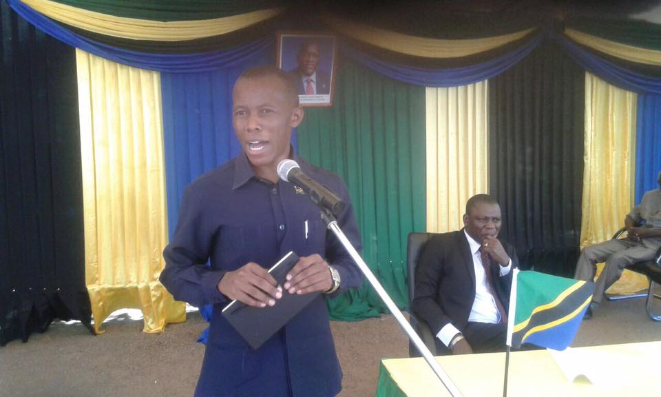 Polepole na Hapi Waapishwa Rasmi Kuwa Wakuu wa Wilaya - Global Publishers