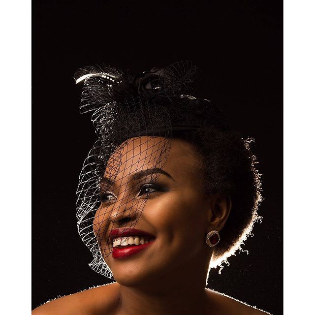 malaika anaswa akizurura na mdoli - Global Publishers