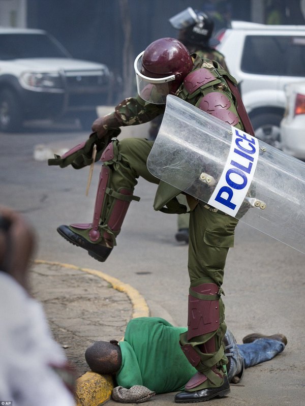 Mkenya Auawa Kwa Kipigo cha Polisi! - Global Publishers