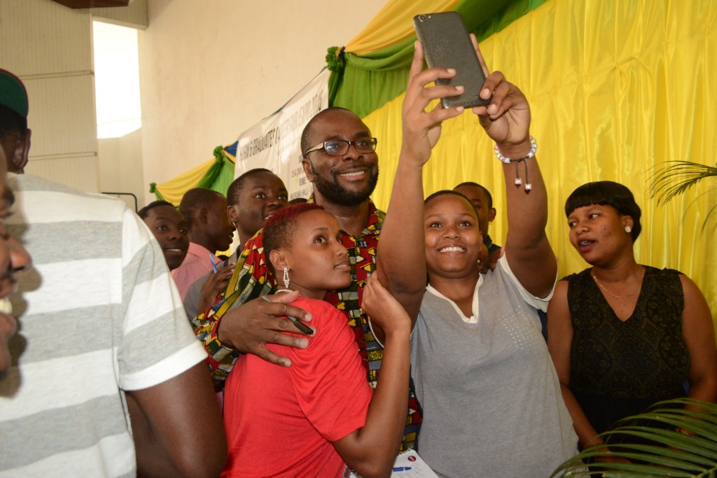 Madenti ‘wagombea’ kupiga picha na Shigongo