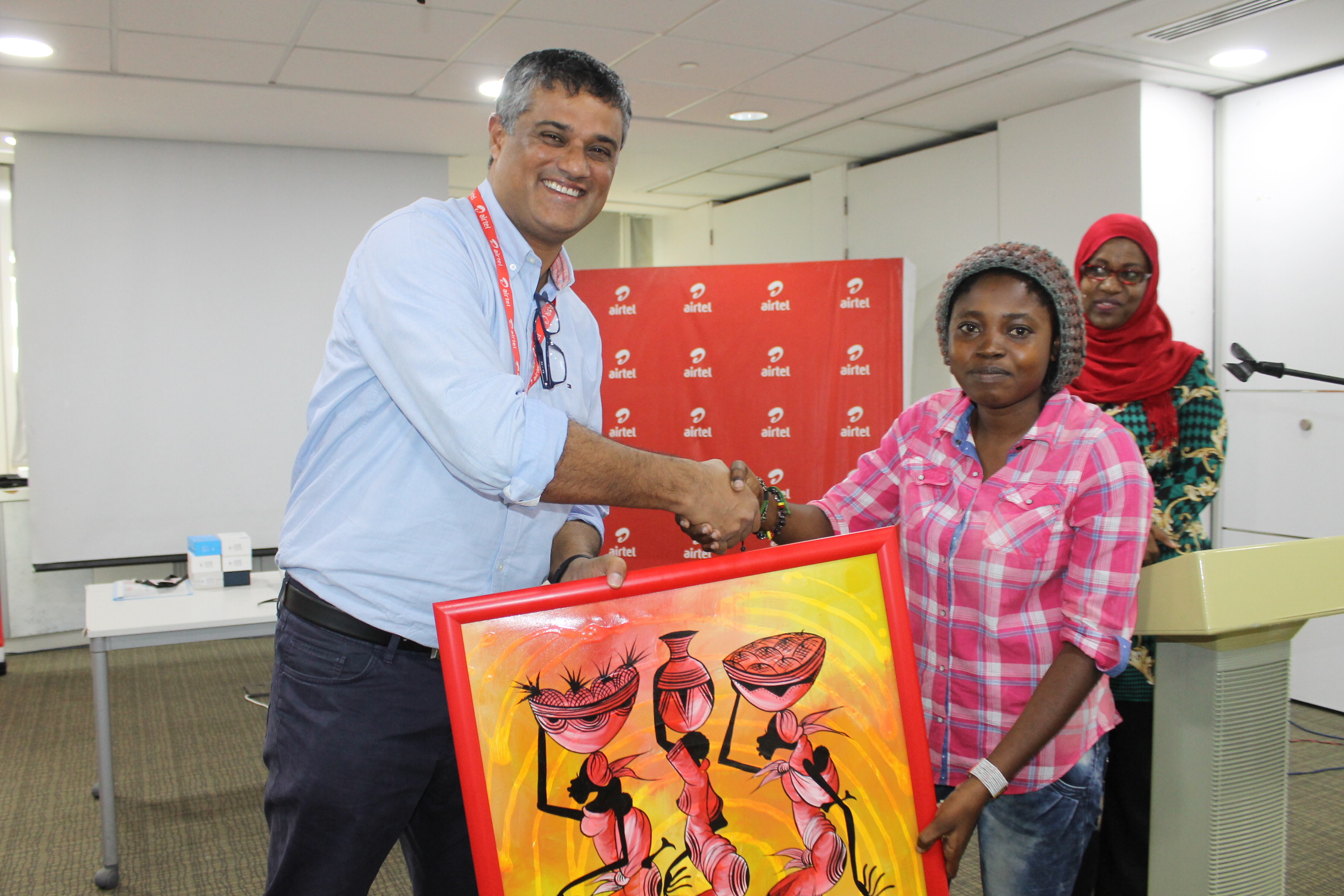 Mnufaika wa Airtel Fursa Ampatia Zawadi Mkurugenzi Mkuu wa Airtel
