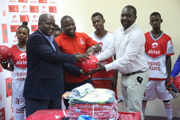 Airtel yakabidhi vifaa vya michezo kwa maendeleo ya soka la vijana - Global Publishers