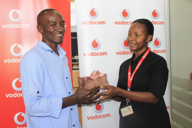 Mkazi wa Mwanza akabidhiwa kitita chake cha sh. Mil. 20/=na Vodacom