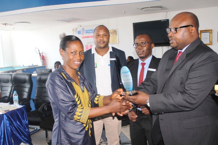 Twiga Bancorp Yakabidhi Tuzo kwa Kikoba cha  Chamabavu - Global Publishers