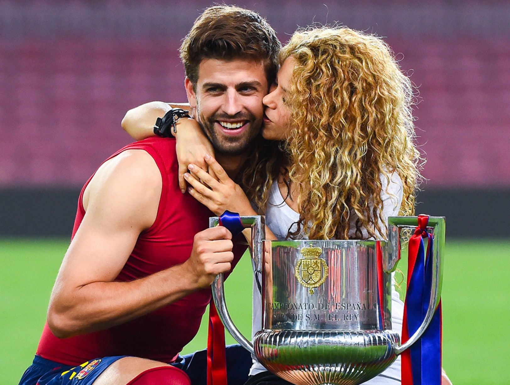 gerard-pique-and-shakira-pose-with-the-copa-del-rey-trophy