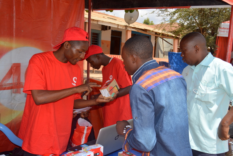 Wakazi wa Morogoro Wanufaika na Gulio la Smart Phone la Vodacom Tanzania - Global Publishers