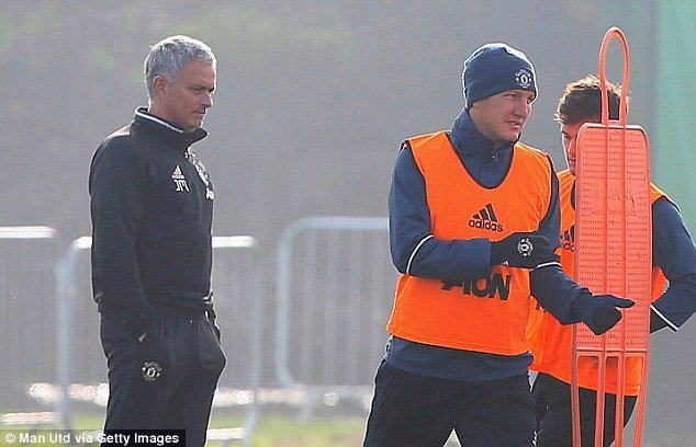 Mourinho Amrudisha Schweinsteiger, Luke Shaw Amtabilia Makubwa Kikosini - Global Publishers