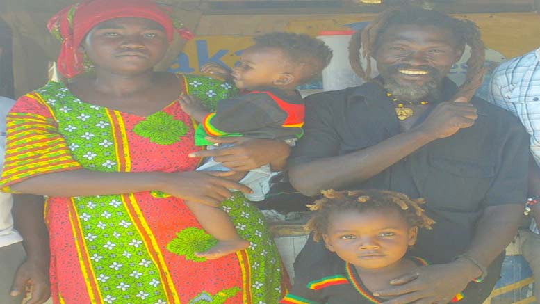 Hii Funga Mwaka ya 2016! Kutana na Familia Inayoishi Makaburini Dar - Global Publishers