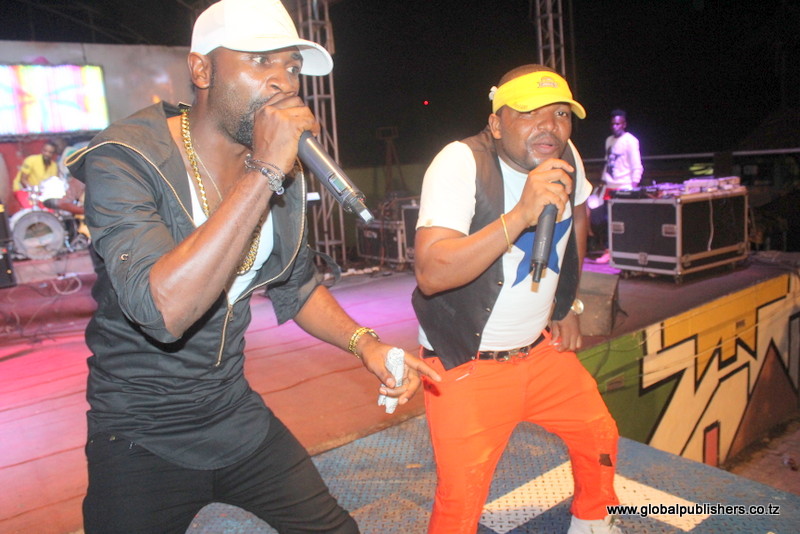 Ma-Rapa wa Sebene Walivyokinukisha Dar Live, Usiku wa Krismasi - Global Publishers