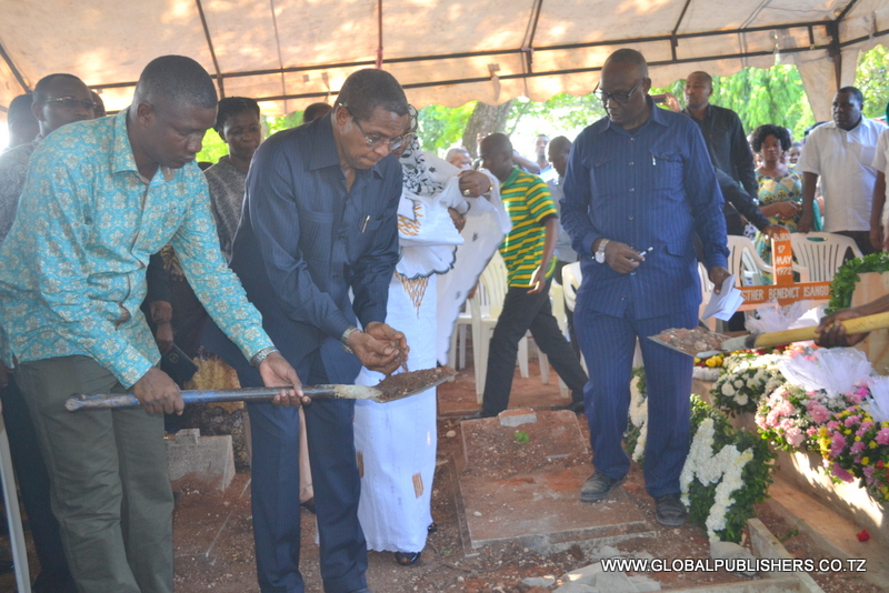 Kikwete Aongoza Mamia Kumuaga Anna Senkoro - Global Publishers