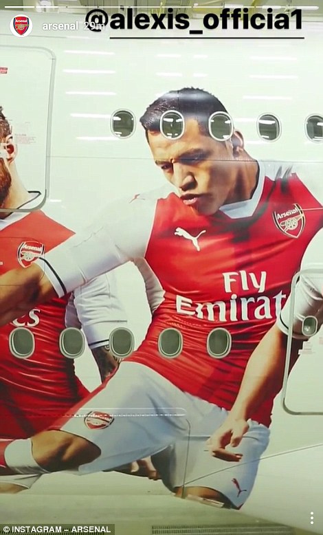 arsenal_also_posted_a_picture_of_alexis_sanchez_on_the_plane-a