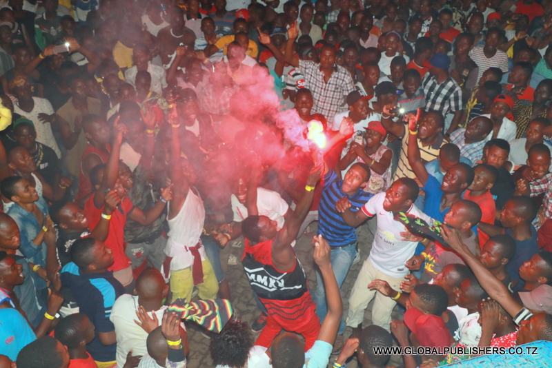 Mashabiki Walivyoupokea Mwaka Mpya wa 2017 Ndani ya Dar Live - Global Publishers