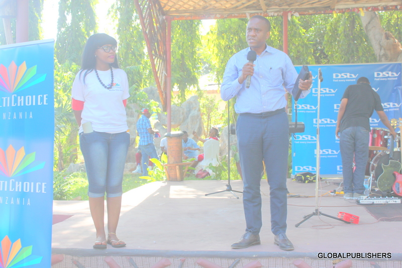 maharage-chande-akizungumza-na-wageni-waalikwa-pembeni-yake-ni-ofisa-uhusiano-wa-dstv-shumbana-walwa