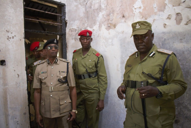 Kamishna Nsato Awafariji Askari Waliopoteza Mali Zao kwa Tukio la Moto Moshi - Global Publishers