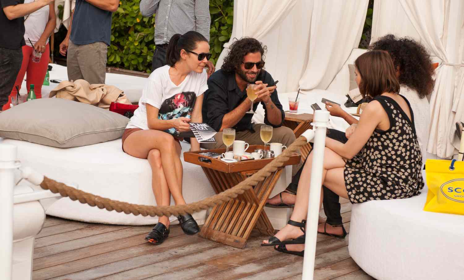 grupo_de_amigos_chatea_animadamente_getty_20130723
