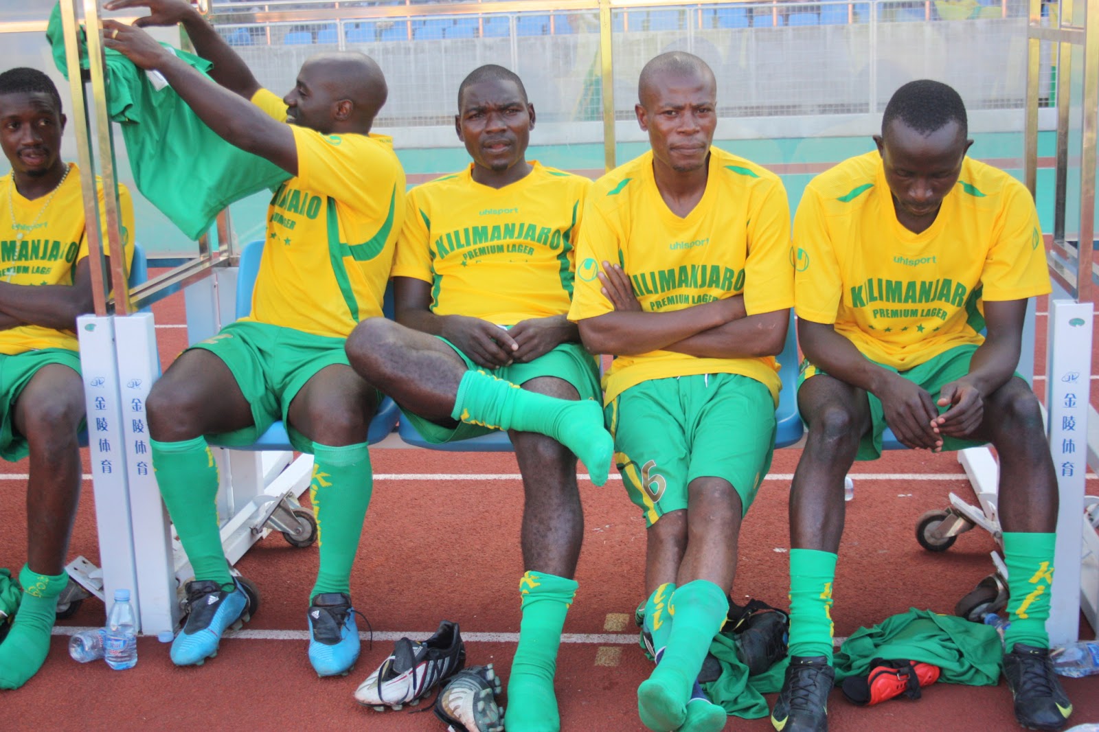 Godfrey Bonny 'Ndanje' akiwa na wachezaji wenzake