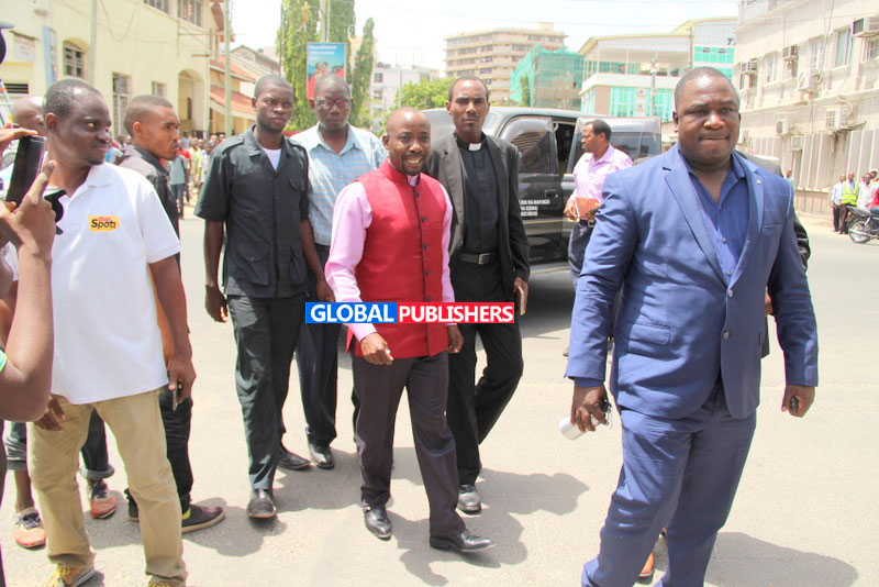 Askofu Gwajima Ahojiwa na Polisi - Global Publishers