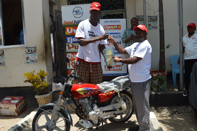 Shinda Nyumba: Washindi wa Pikipiki, Televisheni, Simu Wakabidhiwa Zawadi Zao (Live Video) - Global Publishers