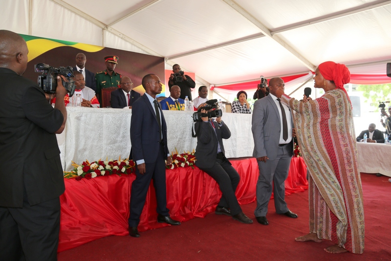 Video: Mjane Amwaga Machozi Mbele ya Rais Magufuli Akidai Kudhulumiwa Mirathi - Global Publishers