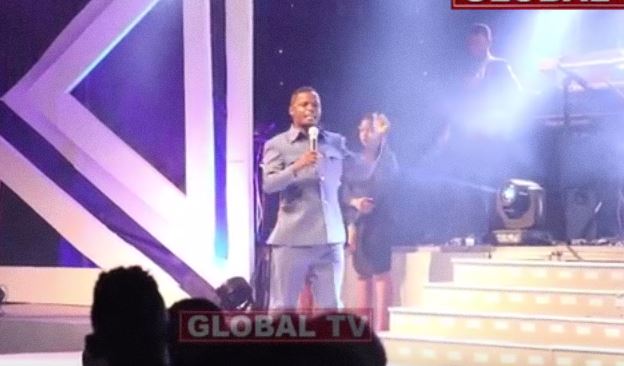 VIDEO: MC Pilipili ‘Awavunja Mbavu’ Kwenye Usiku wa Love, Melodies & Lights – Leaders Club - Global Publishers