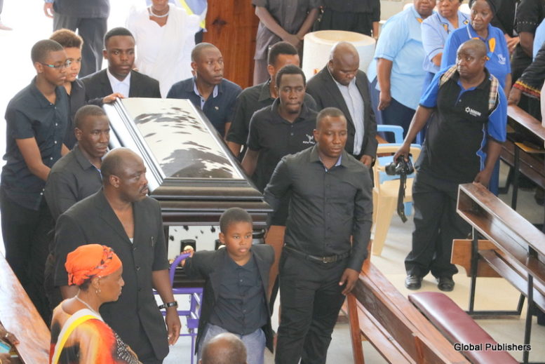 Pichaz: Alivyozikwa Sir George Kahama Makaburi ya Kinondoni Dar - Global Publishers