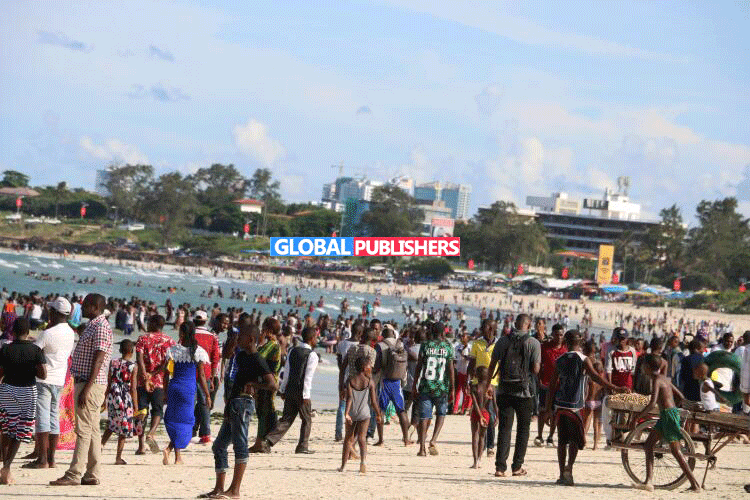 Wakazi wa Dar, Walivyosherekea Jumatatu ya Pasaka Ufukwe wa Coco - Global Publishers